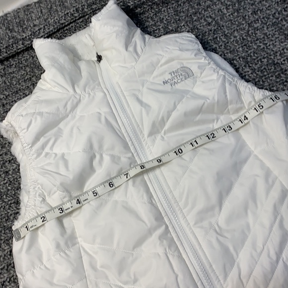 The North Face Mossbud white reversible vest swirl faux fur - Picture 11 of 13